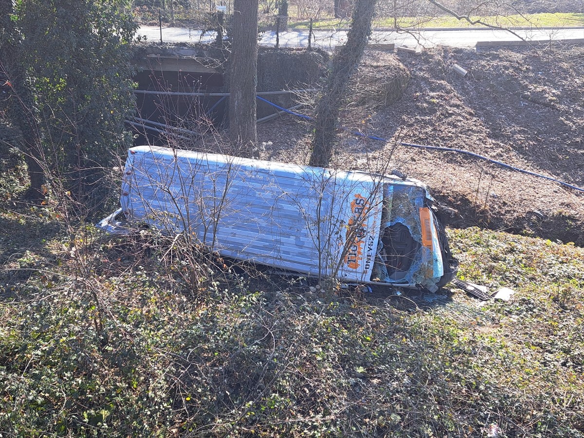 Ordu'nun Ünye ilçesinde otomobilin servis minibüsüne çarpması sonucu 6'sı çocuk 8 kişi yaralandı....