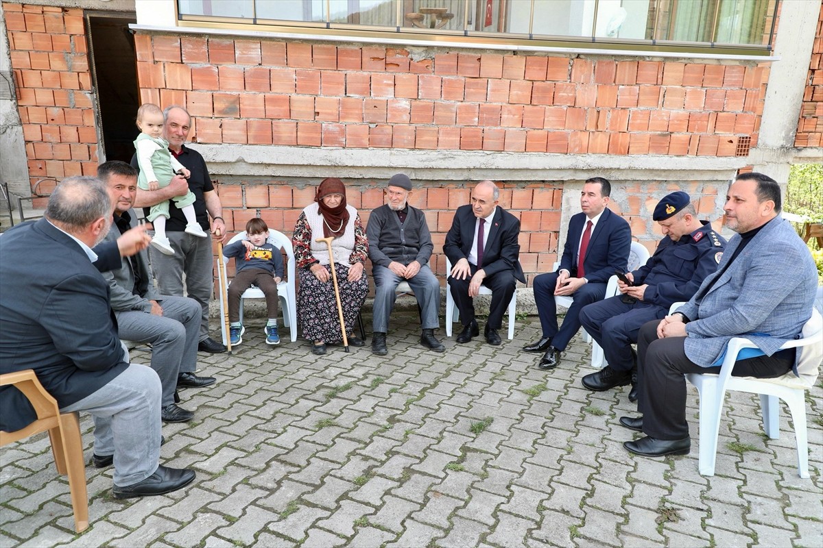 Ordu Valisi Muammer Erol (sağda), Cumhurbaşkanlığı İletişim Merkezi (CİMER) üzerinden yapılan...
