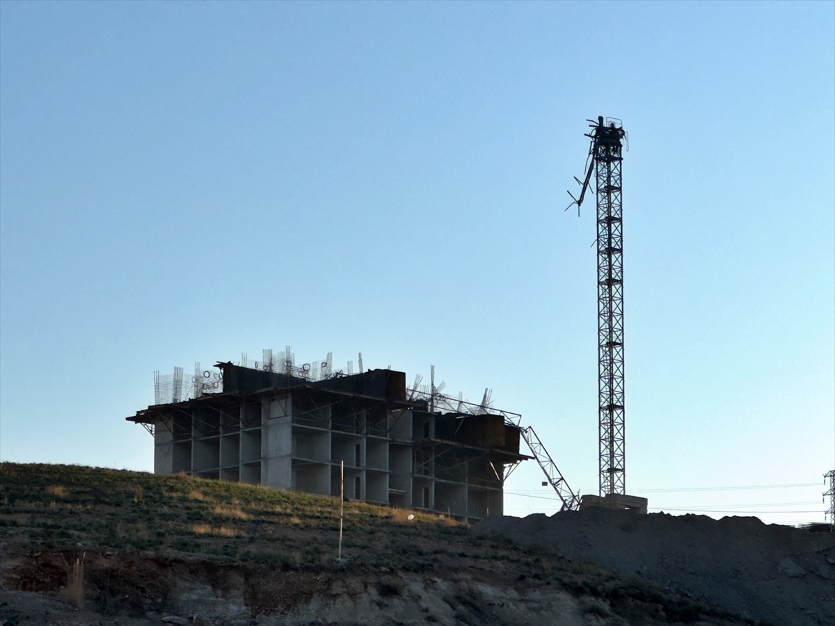 Osmaniye'de inşaat çalışmaları sırasında kule vincin kopması sonucu zemine düşen operatör hayatını...