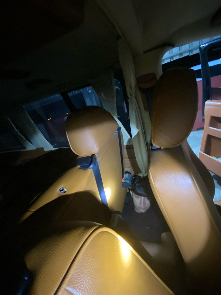 Osmaniye'de minibüsün koltukları arasına gizlenmiş düzensiz göçmen yakalandı, gözaltına alınan...
