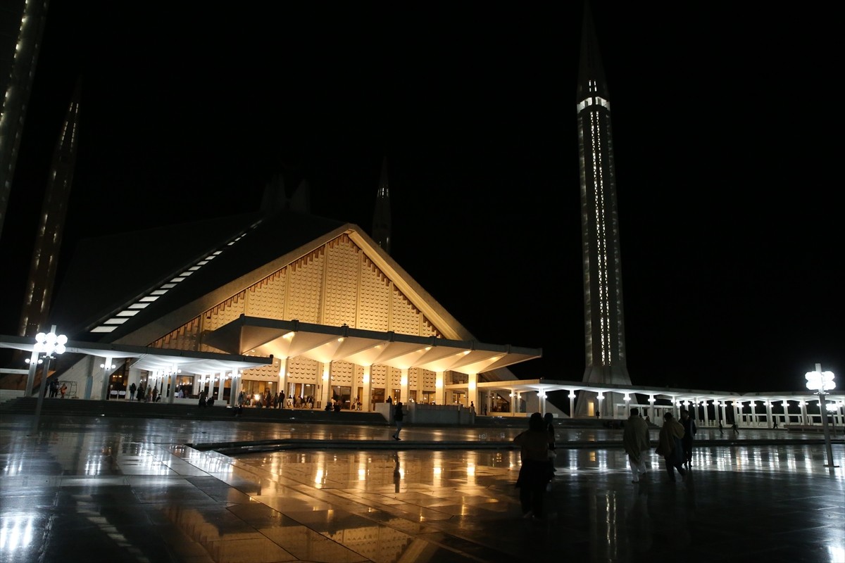 Pakistan'da Müslümanlar, ilk teravih namazı için camileri doldurdu. Başkent İslamabad'ın...