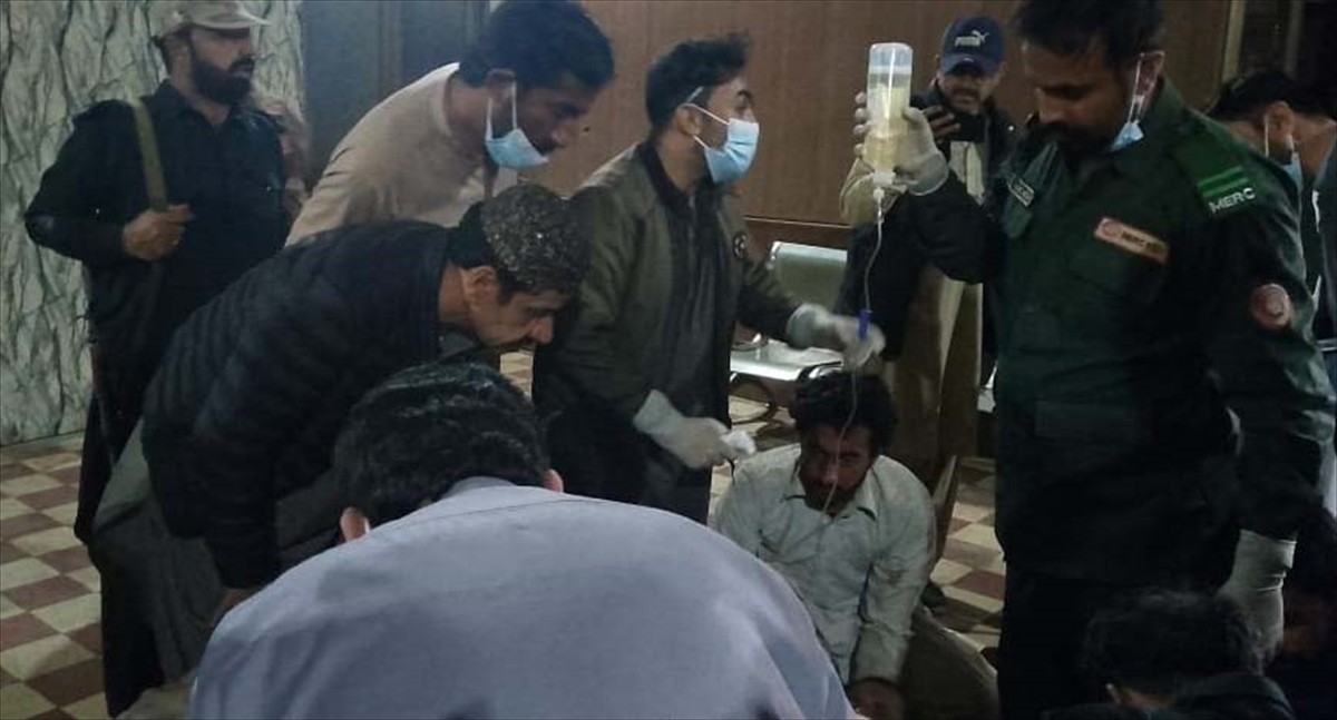 Pakistan'ın güneybatısındaki Belucistan eyaletinde içinde yaklaşık 500 kişinin bulunduğu trene...