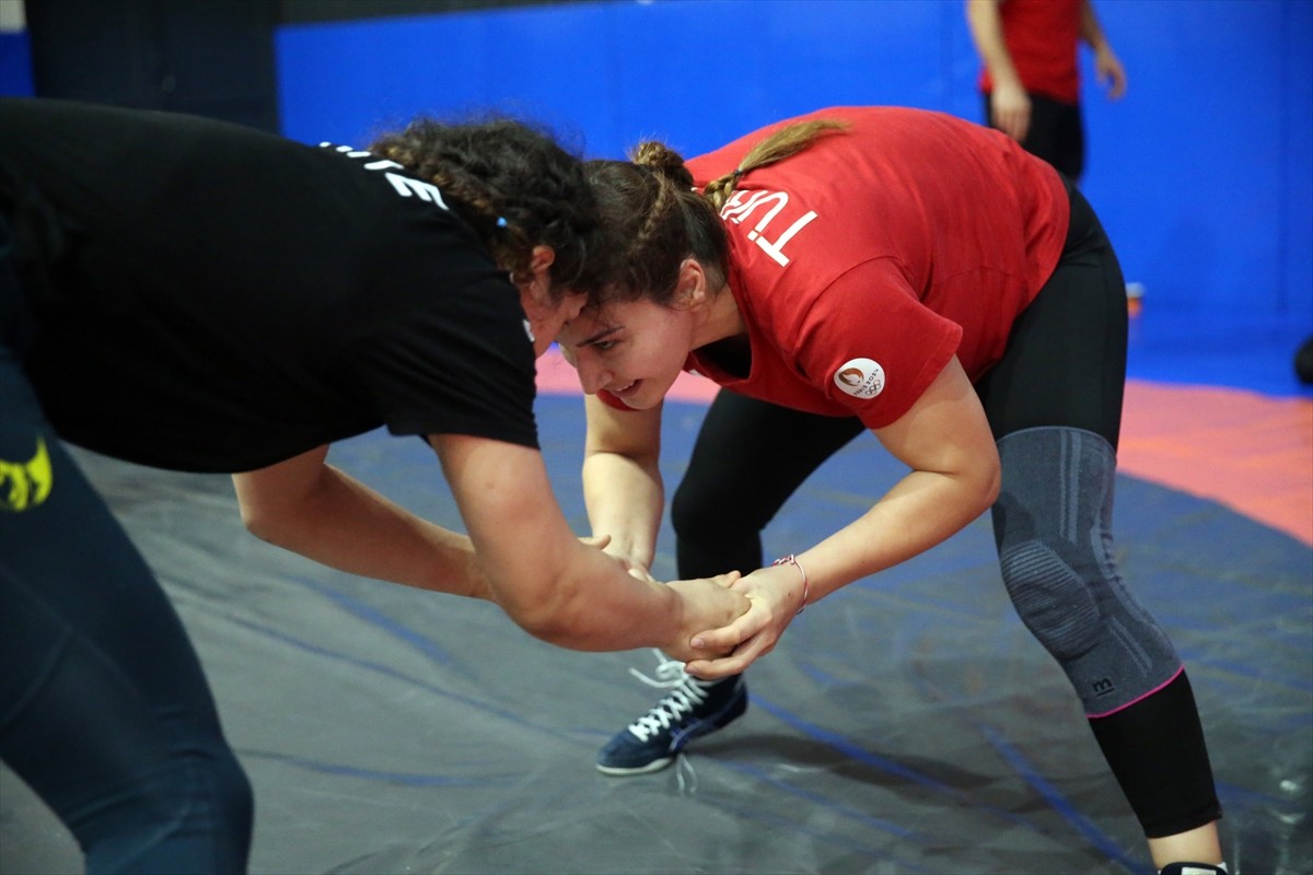 Paris 2024 Olimpiyat Oyunları'nda bronz madalya kazanan ve Dünya Güreş Birliğince (UWW) "Yılın en...