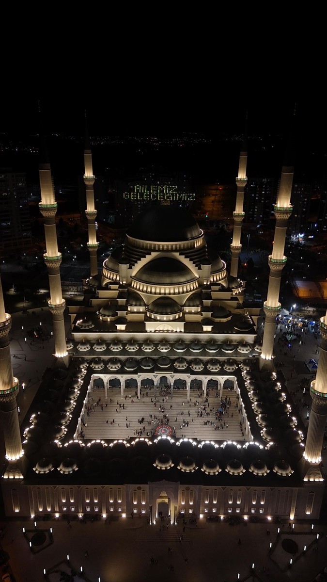 "Aile Yılı" dolayısıyla ramazanın ikinci yarısında camileri süsleyen mahyalarda ailenin önemini...