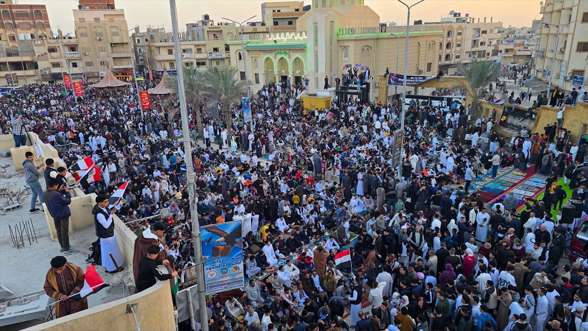 Ramazan Bayramı'nı bugün kutlamaya başlayan Mısır'da bayram namazında okunan hutbede İsrail...