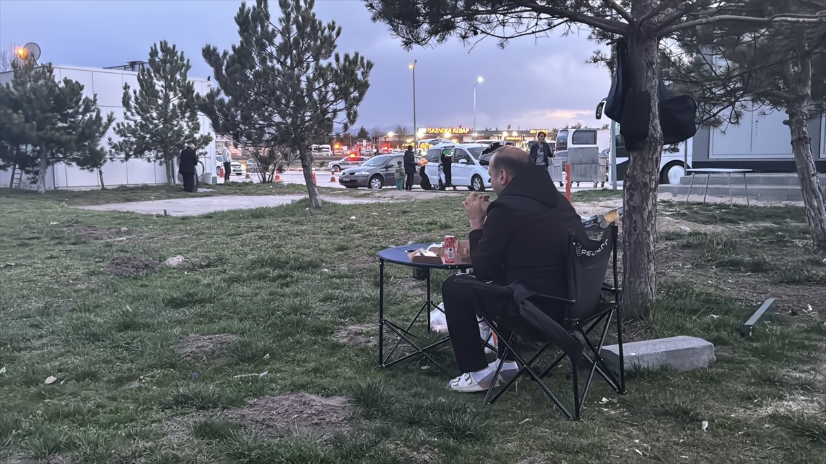 Ramazan Bayramı'nı yakınlarıyla geçirmek için yola çıkan vatandaşlar, iftarlarını yol üzerindeki...