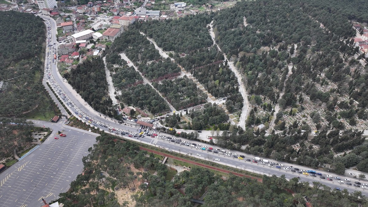 Ramazan Bayramı'nın birinci gününde mezarlıklara giden aileler, yakınlarının kabirlerini ziyaret...