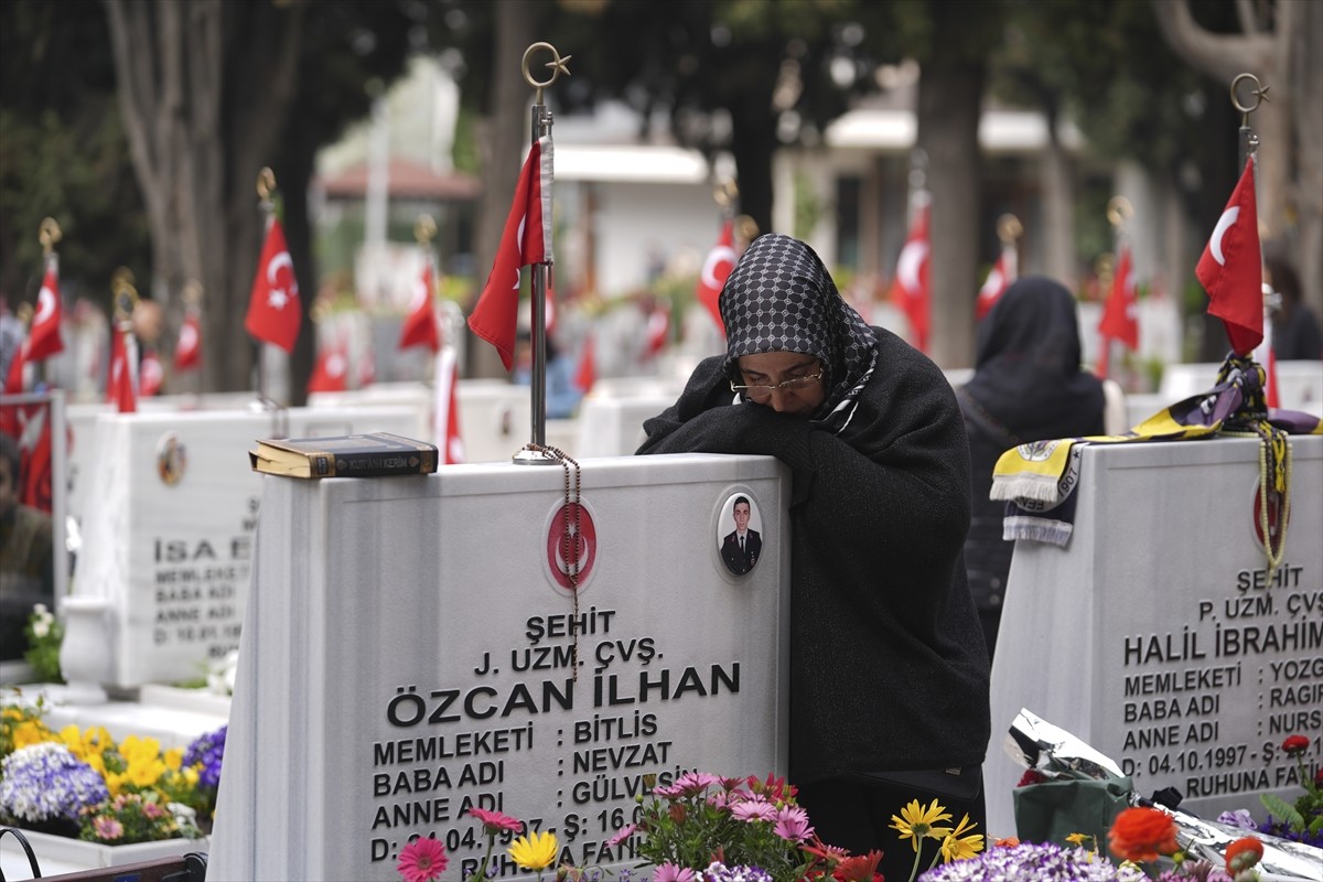 Ramazan Bayramı'nın ilk gününde Edirnekapı Şehitliği'ne gelen aileler, şehit yakınlarının...