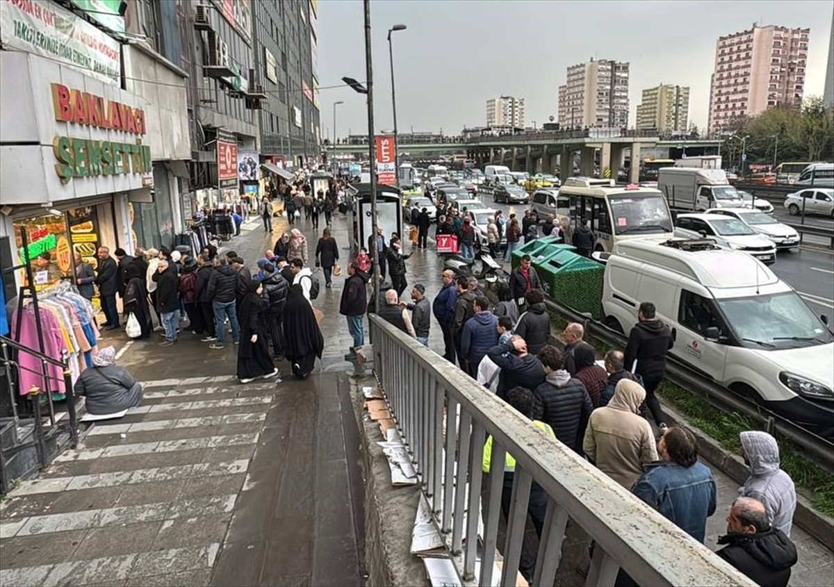 Ramazan Bayramı öncesi alışveriş yapmak isteyen İstanbullular, kentin birçok noktasındaki çarşı ve...
