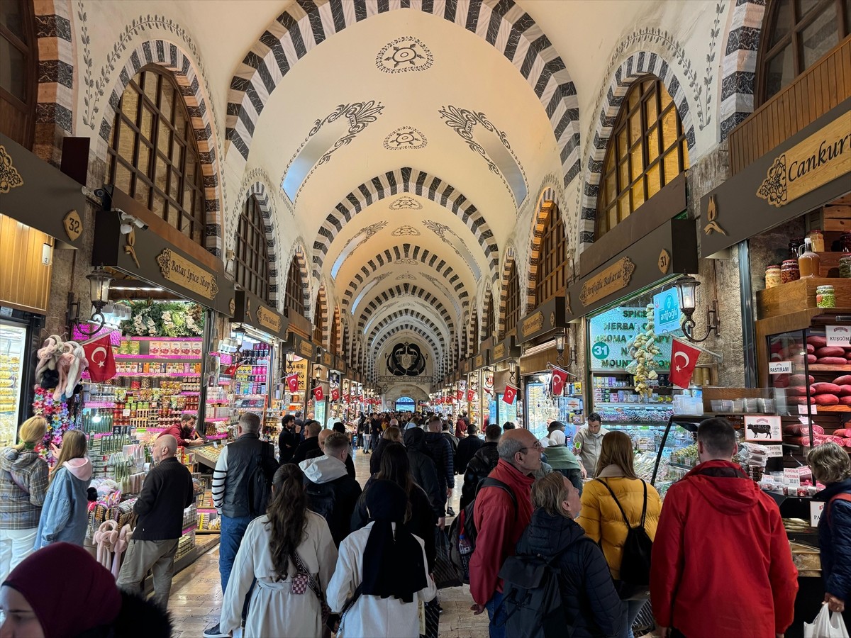 Ramazan Bayramı öncesi alışveriş yapmak isteyen İstanbullular, kentin birçok noktasındaki çarşı ve...