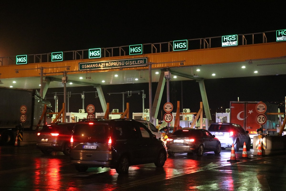 Ramazan Bayramı tatili dolayısıyla İstanbul-İzmir Otoyolu ve Osmangazi Köprüsü'nde akıcı yoğunluk...