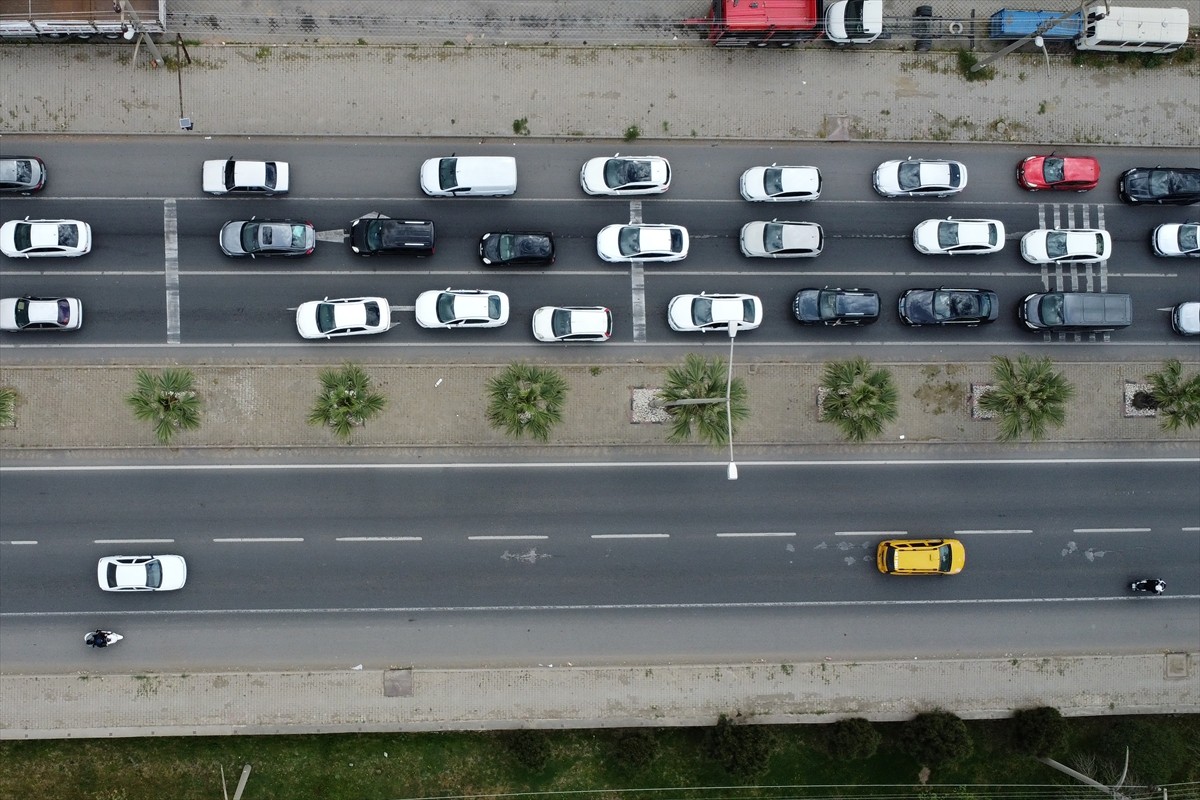 Ramazan Bayramı tatili dolayısıyla İzmir-Ankara kara yolunun Manisa geçişinde dün başlayan trafik...