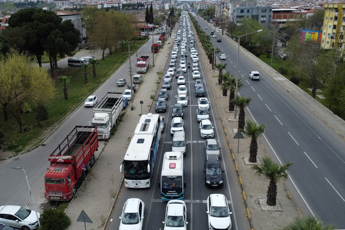 Ramazan Bayramı tatili dolayısıyla İzmir-Ankara kara yolunun Manisa geçişinde dün başlayan trafik...
