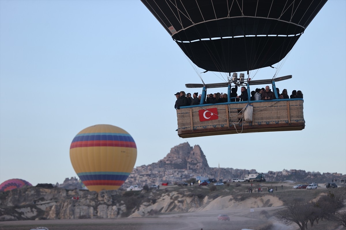 Ramazan Bayramı tatili için Kapadokya'ya gelen yerli turistler, sıcak hava balon turuna katılarak...