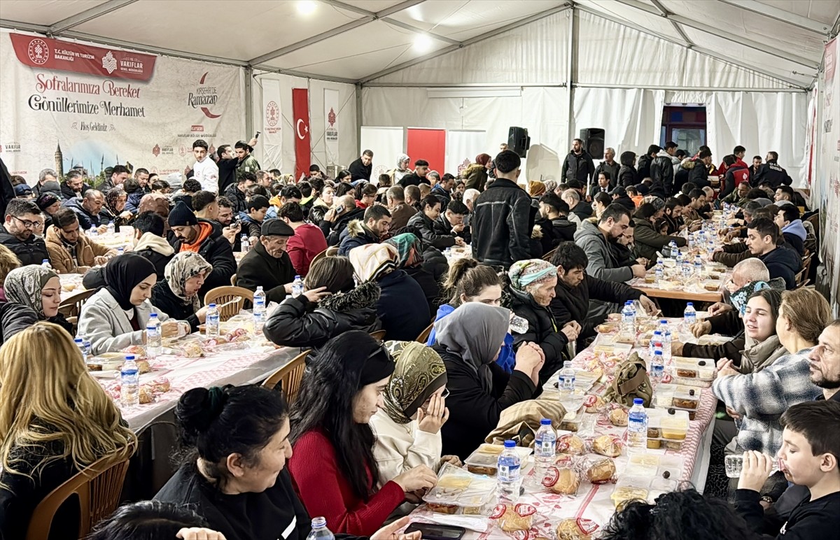 Ramazan dolayısıyla Kırşehir Ahi Evran Külliyesi'nde kurulan çadıra gelen yüzlerce kişi, birlikte...