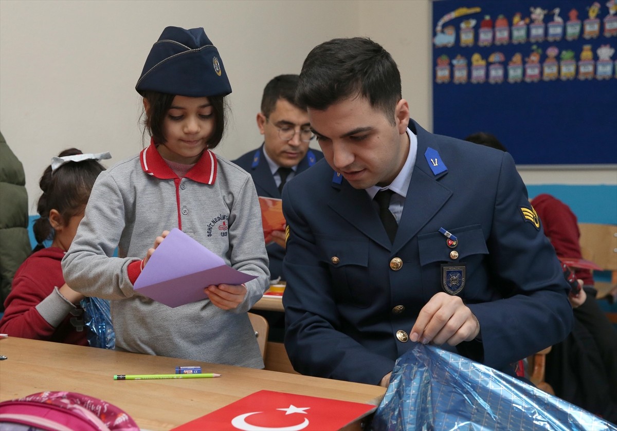 Rize'de okuma yazma öğrenen öğrenciler, Milli Savunma Bakanlığı ile Milli Eğitim Bakanlığı iş...