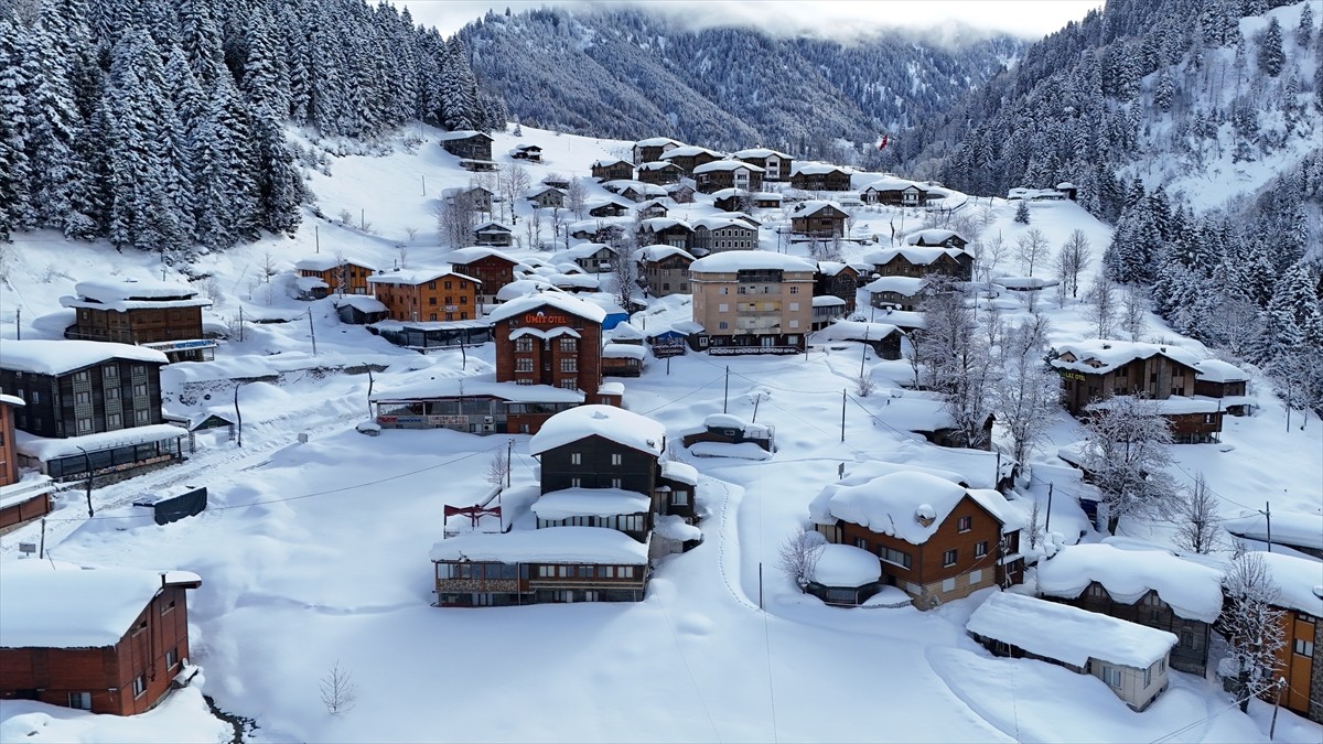 Rize'nin Çamlıhemşin ilçesindeki Ayder Yaylası'nın beyaz örtüyle kaplı hali dronla görüntülendi....