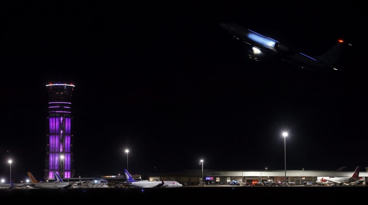 Sabiha Gökçen Havalimanı Hava Trafik Kulesi, "8 Mart Dünya Kadınlar Günü" dolayısıyla mor renkle...