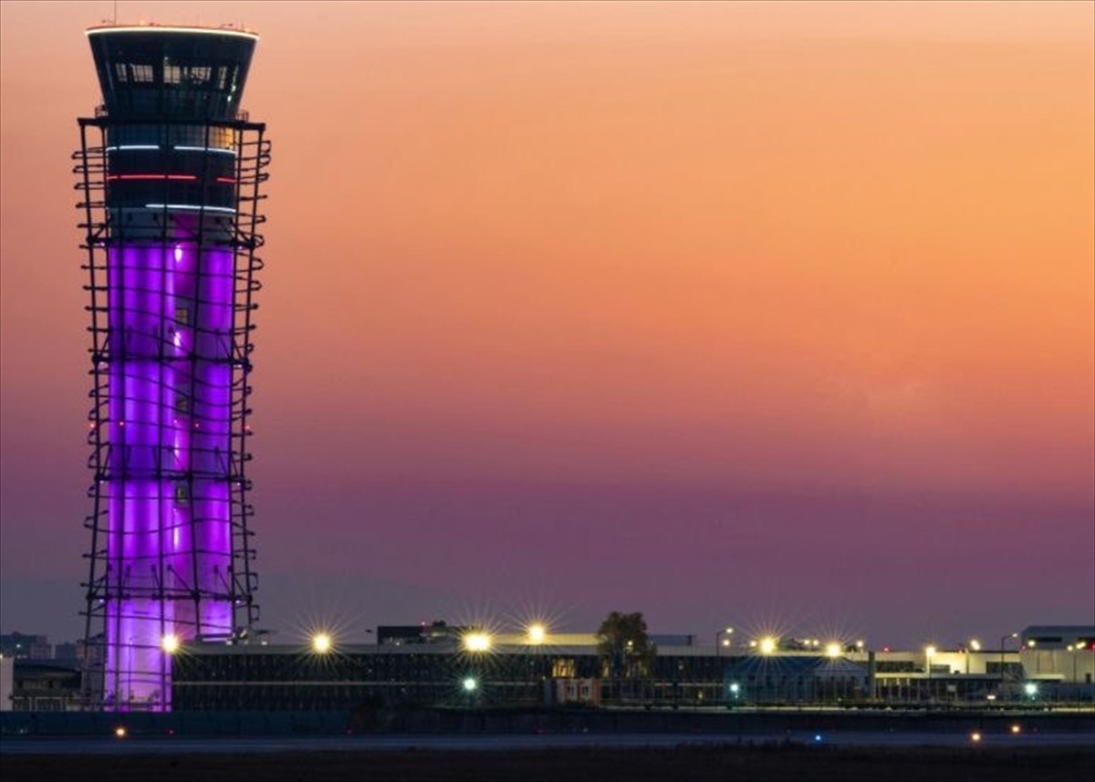 Sabiha Gökçen Havalimanı Hava Trafik Kulesi, "8 Mart Dünya Kadınlar Günü" dolayısıyla mor renkle...