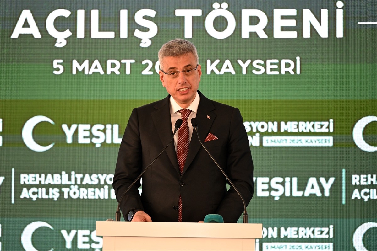 Sağlık Bakanı Kemal Memişoğlu, 1-7 Mart Yeşilay Haftası kapsamında açılışı yapılan Kayseri Yeşilay...
