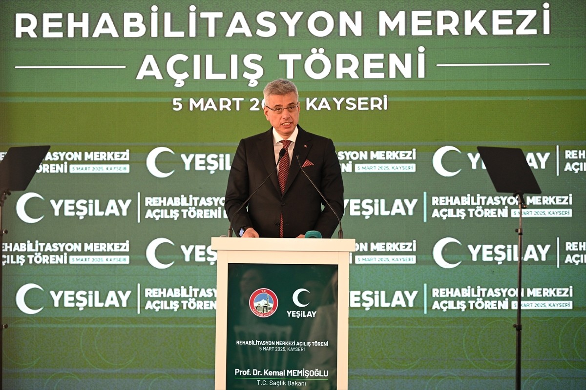 Sağlık Bakanı Kemal Memişoğlu, 1-7 Mart Yeşilay Haftası kapsamında açılışı yapılan Kayseri Yeşilay...