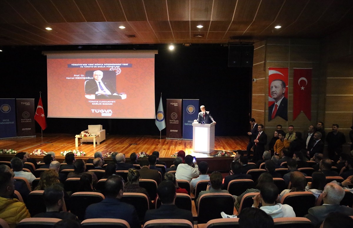 Sağlık Bakanı Kemal Memişoğlu, Diyarbakır'daki temasları kapsamında Türkiye Gençlik Vakfınca...