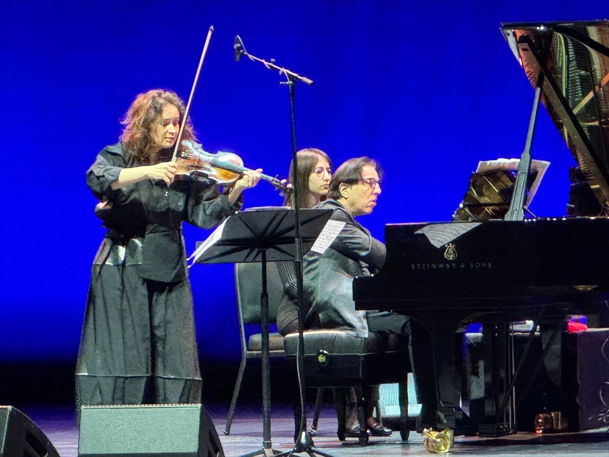 Sahnede 50 yılı geride bırakan usta piyanist Fazıl Say ile Moldovalı keman virtüözü Patricia...