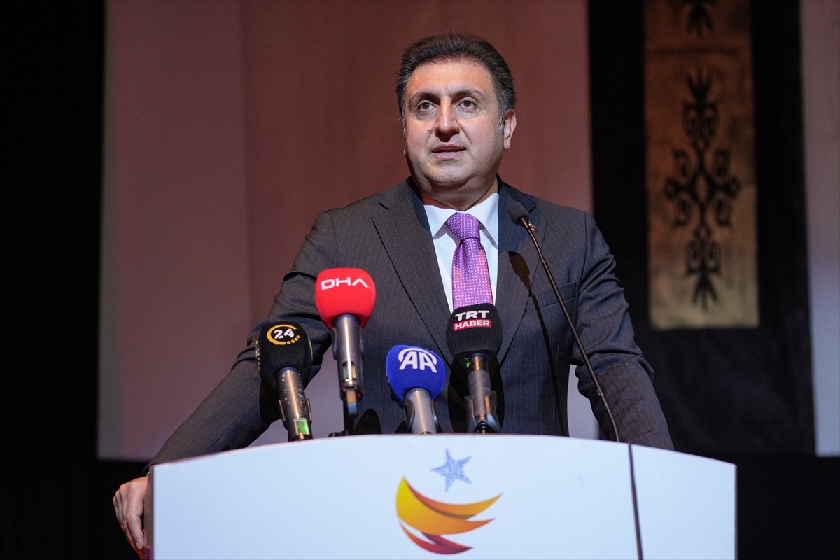 Şair ve yazar Mevlana İdris Zengin, Yeni Türkiye Eğitim Vakfı (YETEV) bünyesinde faaliyet gösteren...