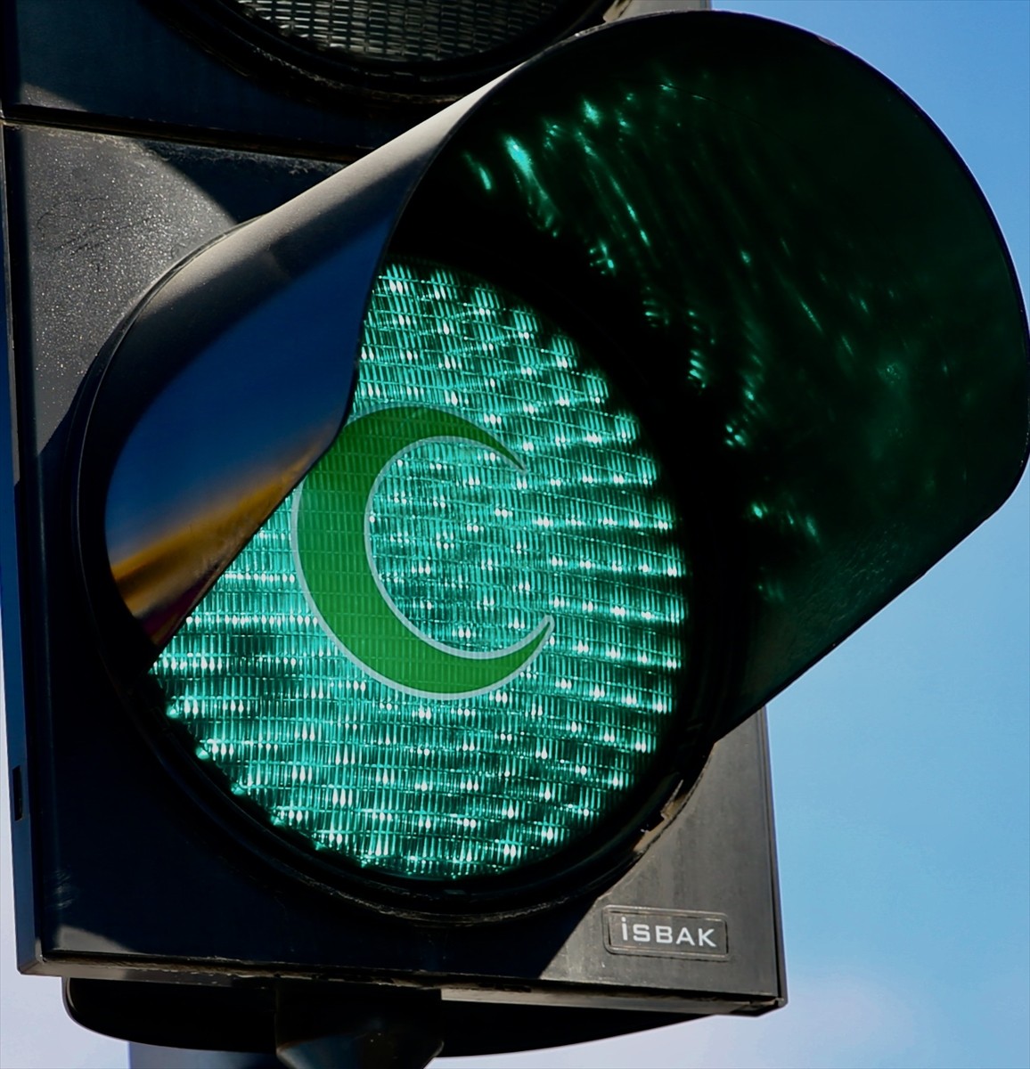 Sakarya'da 1-7 Mart Yeşilay Haftası etkinlikleri kapsamında kent merkezindeki trafik ışıklarına...