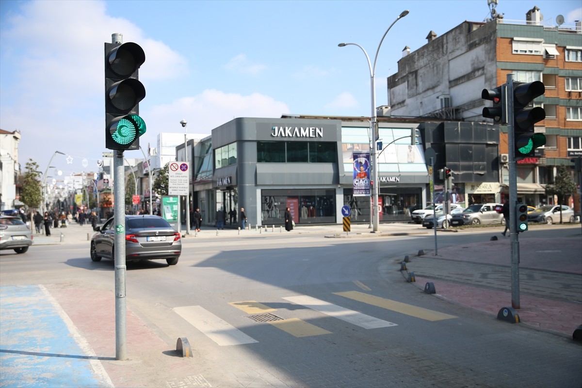 Sakarya'da 1-7 Mart Yeşilay Haftası etkinlikleri kapsamında kent merkezindeki trafik ışıklarına...