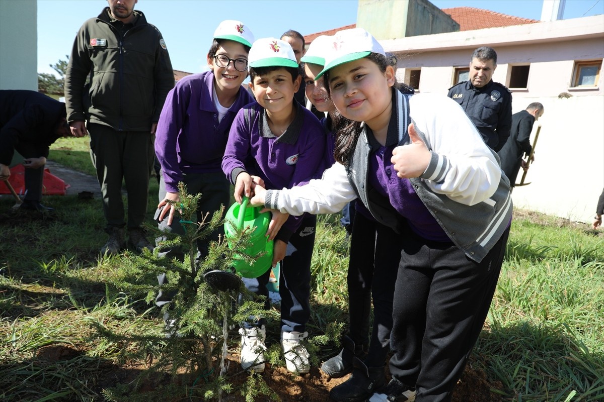 Sakarya'da 21 Mart Dünya Ormancılık Günü ve Orman Haftası etkinlikleri kapsamında 4 bin 450 fidan...