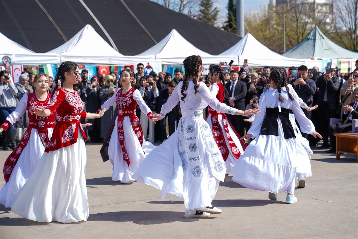 Sakarya'da Nevruz Bayramı dolayısıyla etkinlikler düzenlendi. Sakarya Üniversitesinde (SAÜ)...