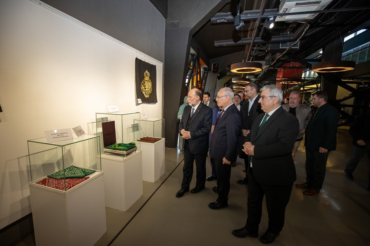 Sakarya'da ramazan ayı dolayısıyla "Mukaddes Emanetler" sergisi izlenime sunuldu. Sakarya...