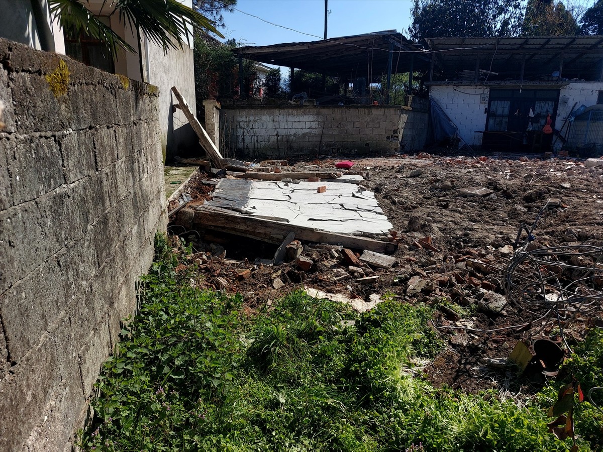 Sakarya'nın Akyazı ilçesinde, evinin bahçesinde bulunan metruk yapının molozlarının kaldırılması...