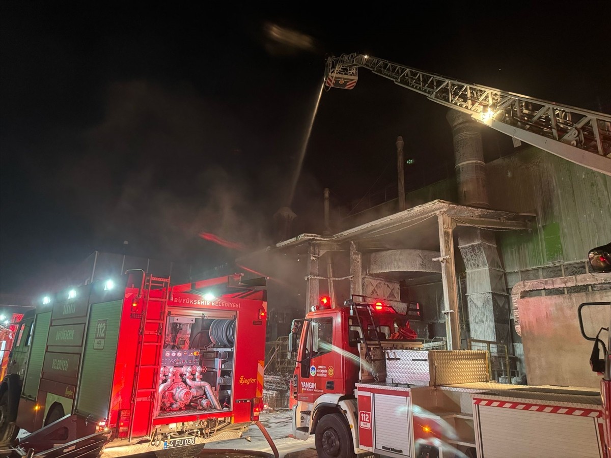 Sakarya'nın Arifiye ilçesinde treyler fabrikasında çıkan yangın hasara neden oldu. Sakarya...