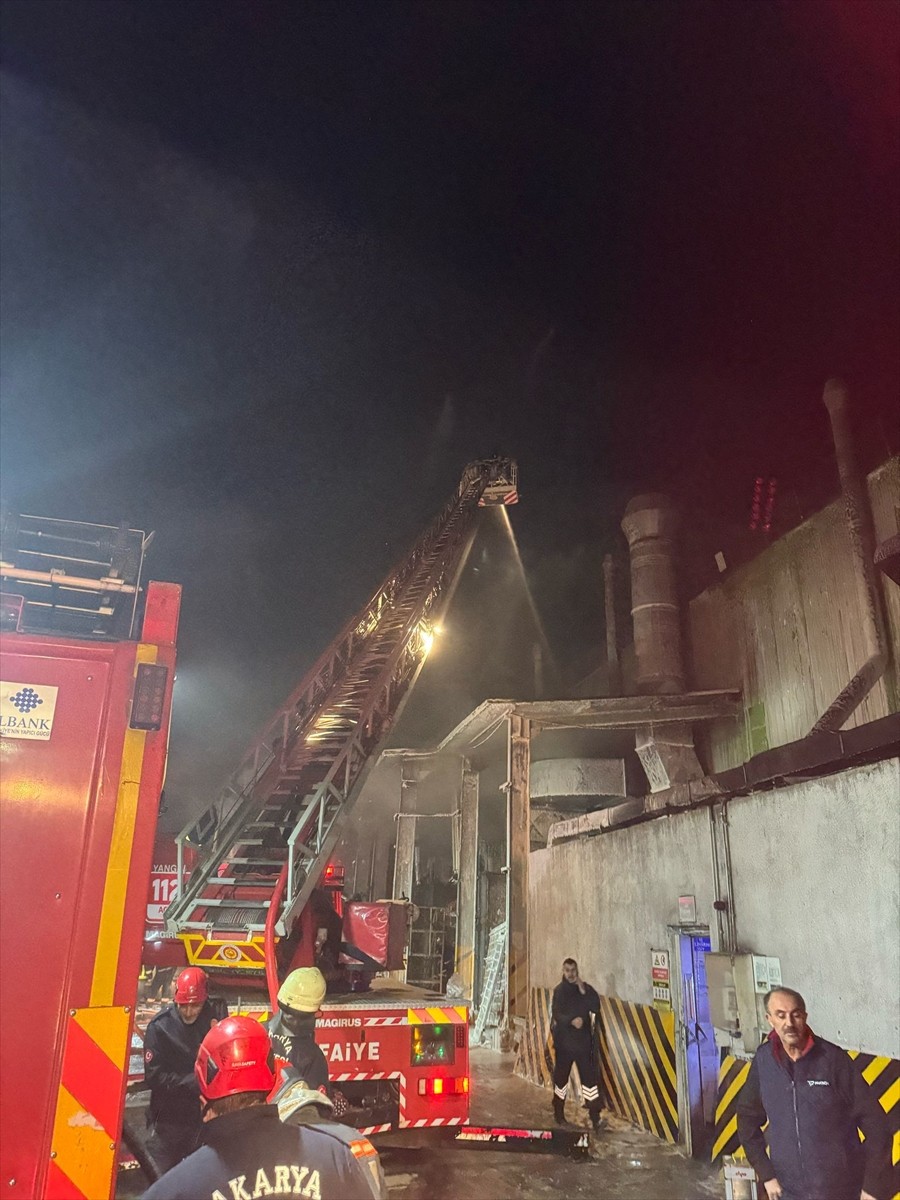 Sakarya'nın Arifiye ilçesinde treyler fabrikasında çıkan yangın hasara neden oldu. Sakarya...