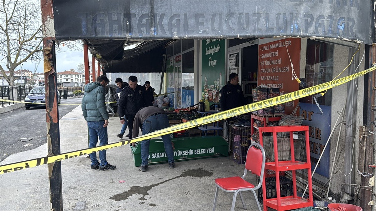 Sakarya'nın Serdivan ilçesinde 3 iş yerine düzenlenen silahlı saldırıda 1 kişi hayatını...