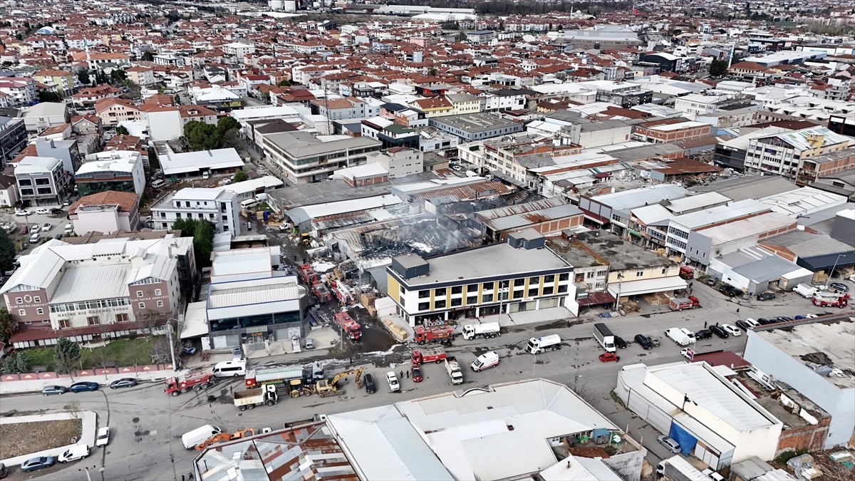 Sakarya'nın Serdivan ilçesinde mobilyacılar çarşısında çıkan yangın kontrol altına...