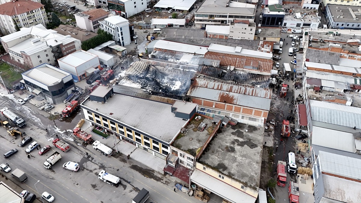 Sakarya'nın Serdivan ilçesinde mobilyacılar çarşısında çıkan yangın kontrol altına...