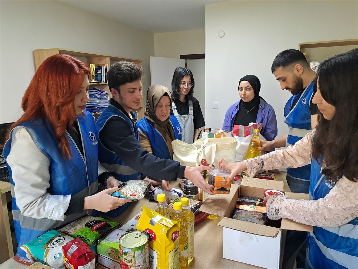 Sakarya Üniversitesi (SAÜ) öğrencileri, "Bereket Sofrası Gönüllülük Hareketi" projesiyle ramazanda...
