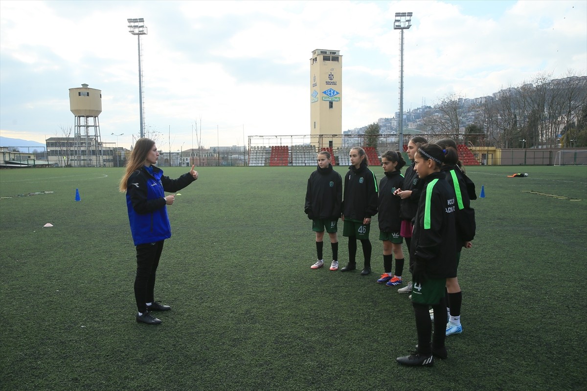Sakatlığı nedeniyle futbolda aktif kariyerinin ardından antrenörlüğe geçen 27 yaşındaki Şüheda...