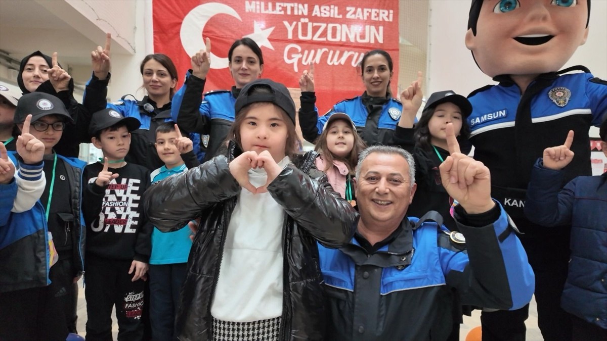 Samsun'da polis ekipleri, Down sendromlu ilkokul öğrencisi Derin Toprak'a sürpriz ziyaret...