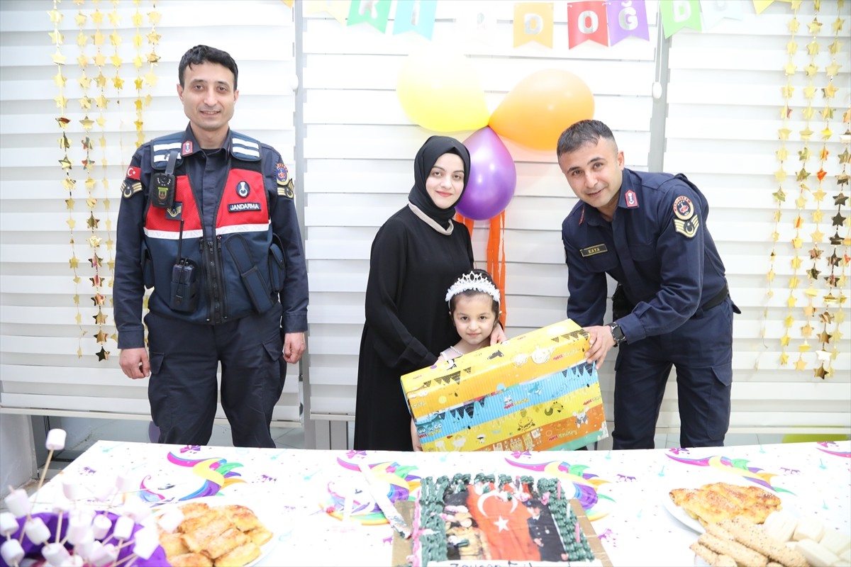 Samsun'un Alaçam ilçesindeki Gençlik Merkezi tarafından şehit Uzman Onbaşı Şükrü Elibol'un kızı...