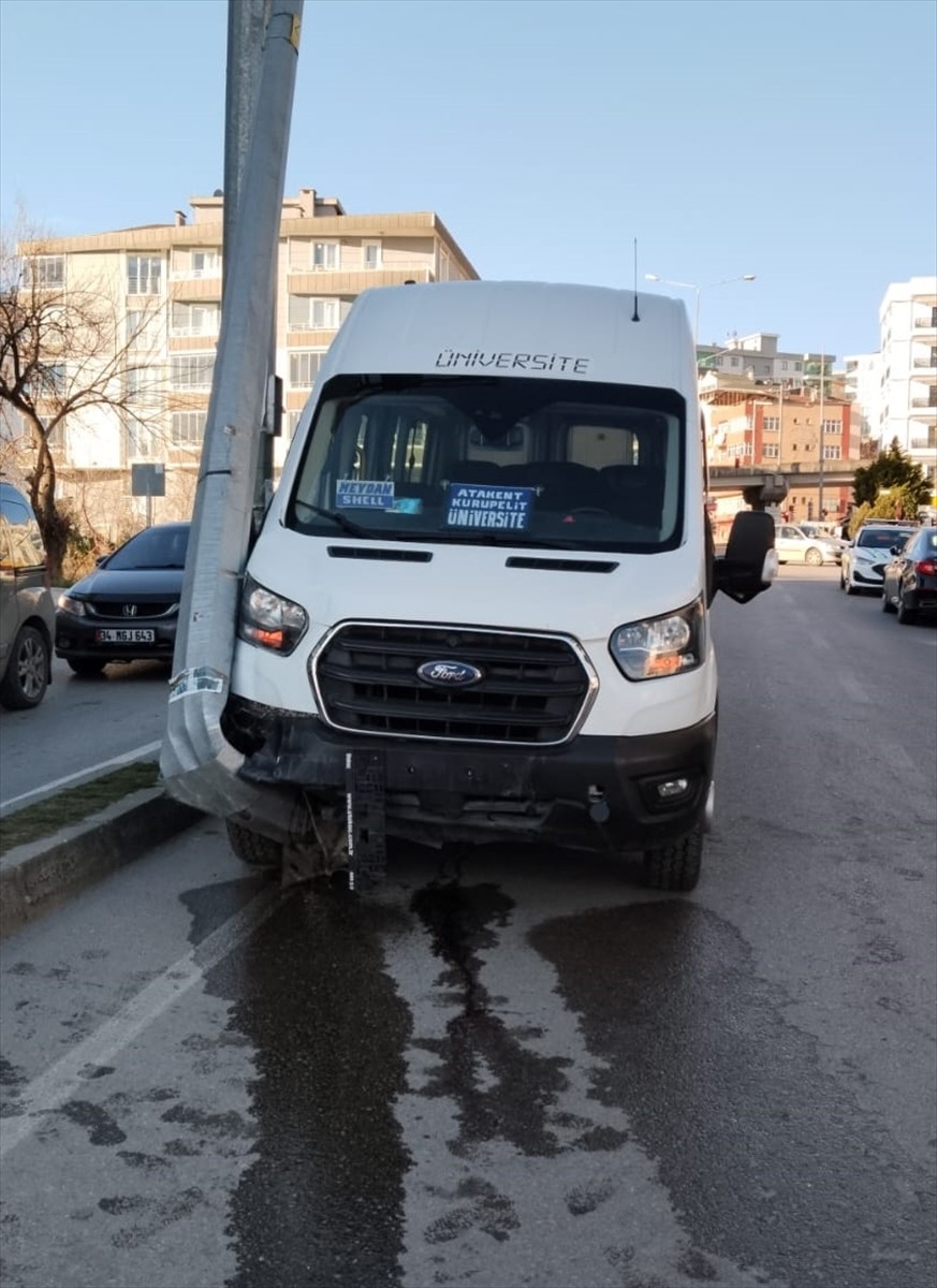 Samsun'un Atakum ilçesinde elektrik direğine çarpan minibüsün sürücüsü hayatını kaybetti.