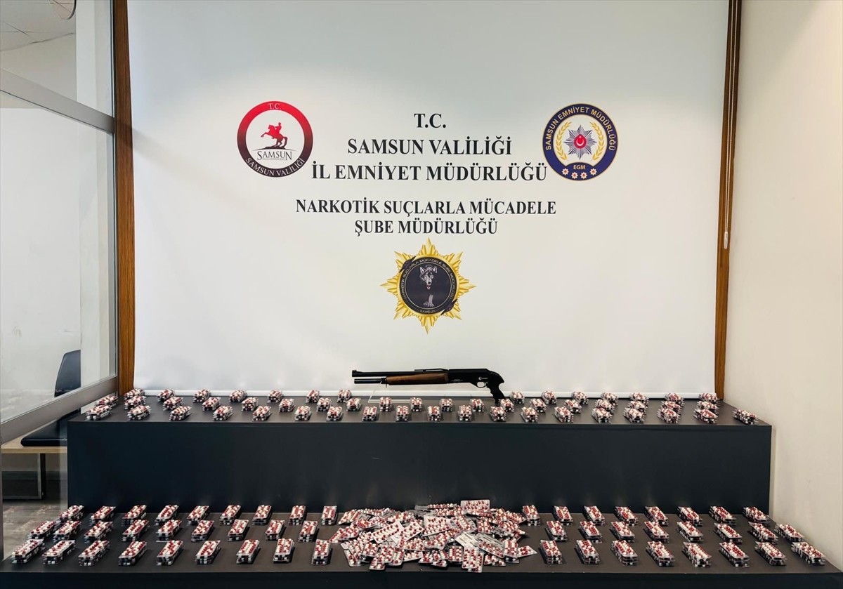 Samsun'un Canik ilçesinde çay ocağında 8 bin 456 sentetik ecza hapı ele geçirildi, 2 zanlı...