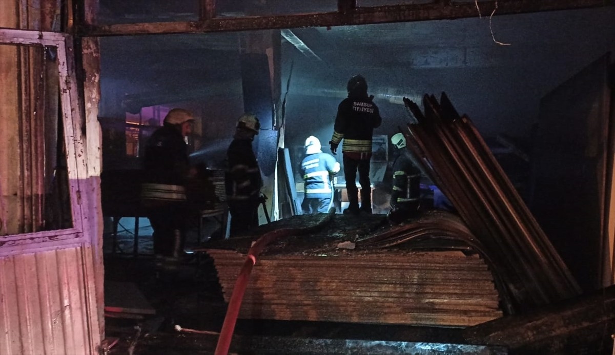 Samsun'un Canik ilçesinde mobilya imalathanesinde çıkan yangın itfaiye ekiplerince...