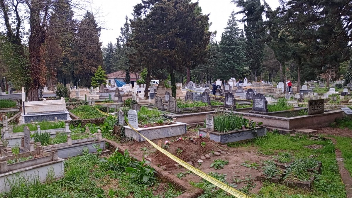 Samsun'un Çarşamba ilçesinde mezarlık ziyareti yapan aileler arasında çıkan silahlı kavgada 2'si...