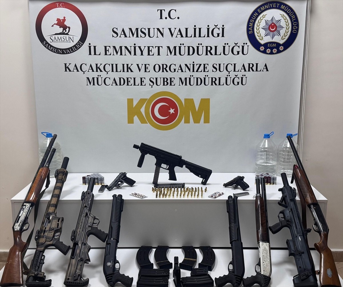 Samsun'un İlkadım ilçesinde eğlence mekanına düzenlenen operasyonda silah, mühimmat ve uyuşturucu...
