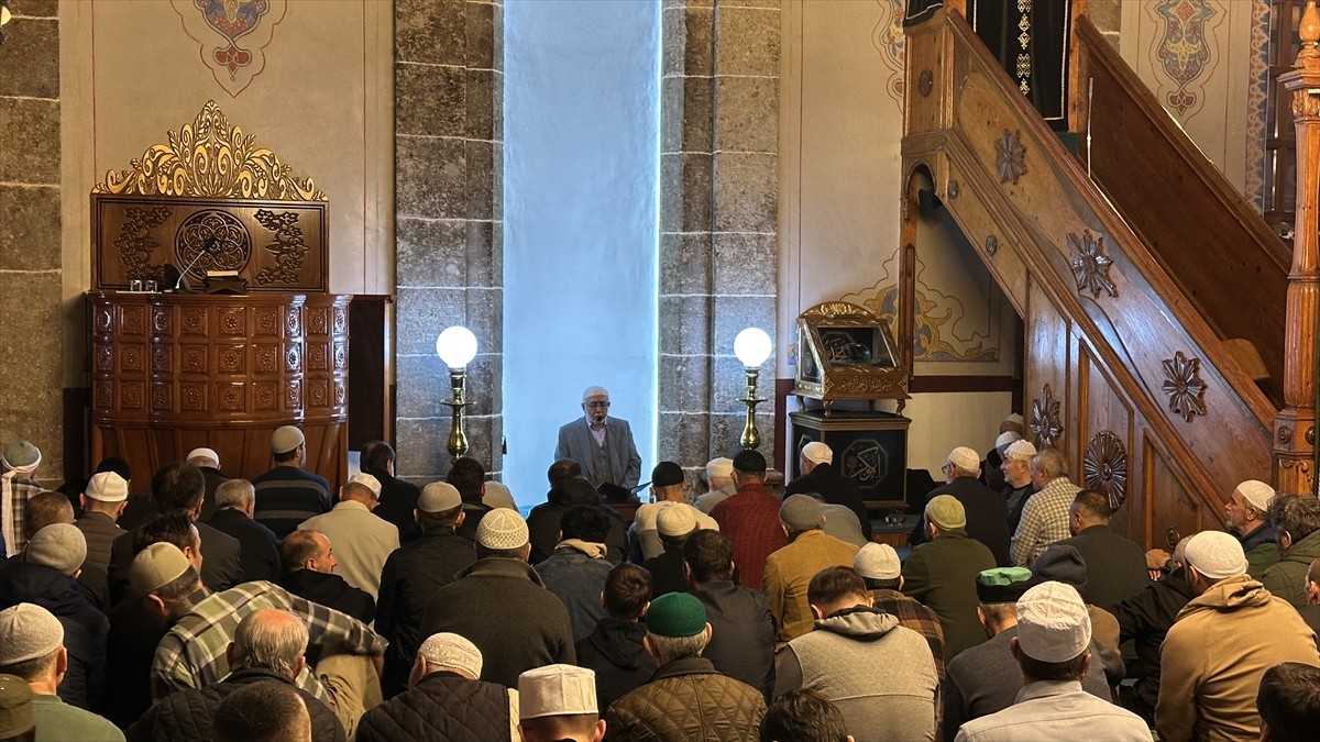 Samsun'un İlkadım ilçesinde Kadir Gecesi dolayısıyla program düzenlendi. Merkez Büyük Camisi'nde...