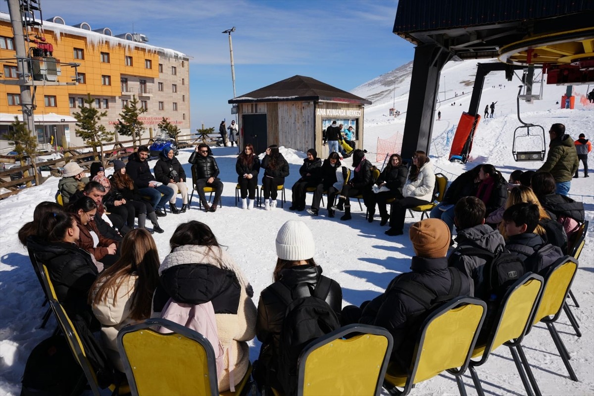 Samsun'un Ladik ilçesindeki 2 bin rakımlı Akdağ Kayak Merkezi'nde kar üzerinde kitap okuma...